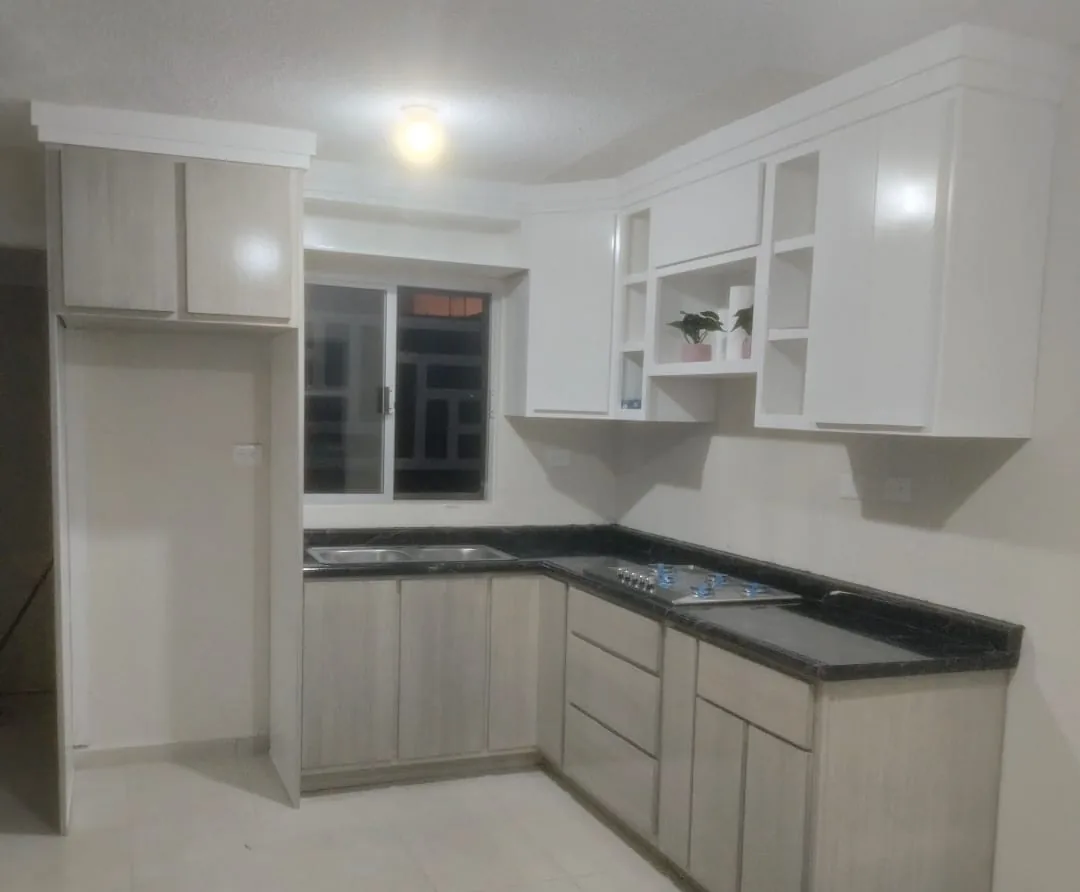Cocina en escuadra en blanco y tono claro con repisas abiertas