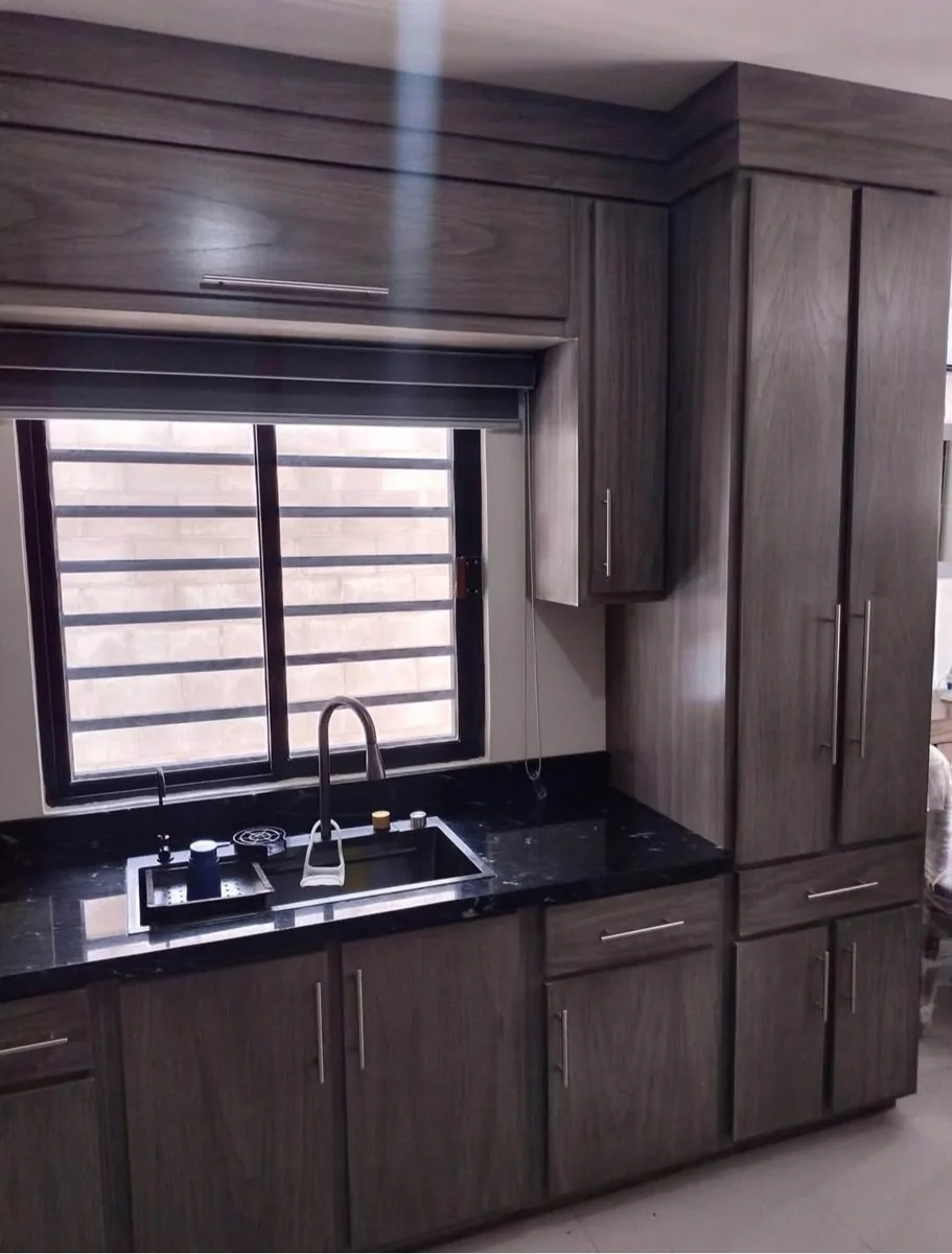 Cocina en gris con alacena alta, tarja y cubierta oscura