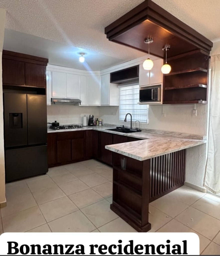 Cocina integral con barra desayunador e isla, Bonanza residencial