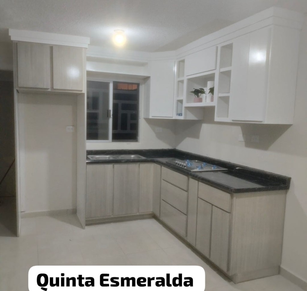 Cocina en L con alacenas blancas y bajos en madera clara, Quinta Esmeralda